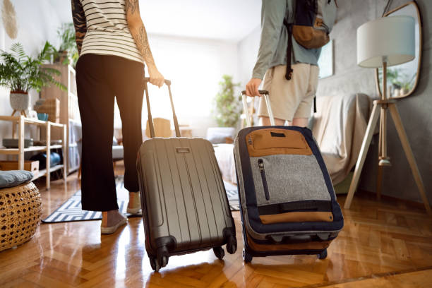 Couple arrivant dans un logement avec ses bagages